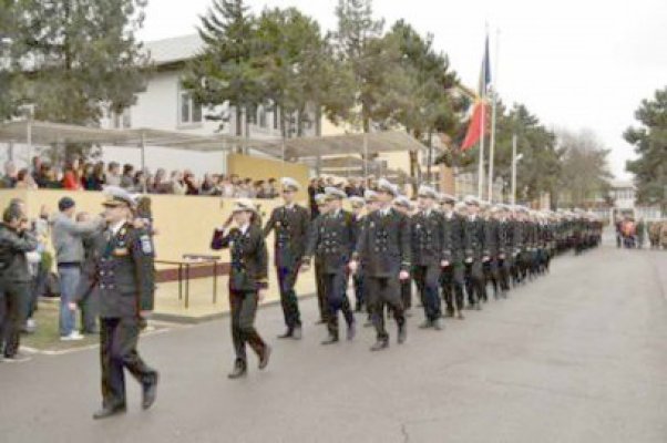 70 de absolvenţi ai Academiei Navale, înaintaţi în grad